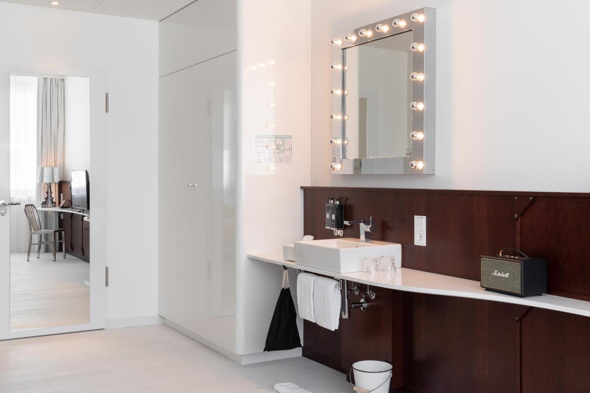 Ruby Leni Hotel